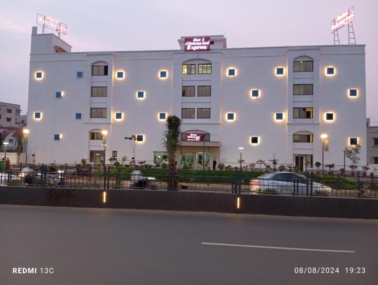 Hotel Ashray Inn Express Ahmedabad Exterior foto