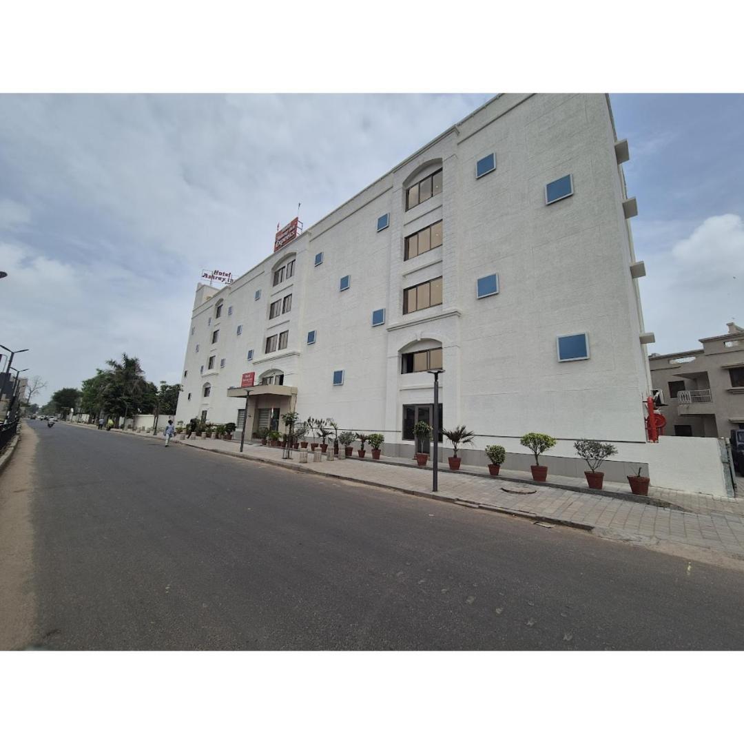 Hotel Ashray Inn Express Ahmedabad Exterior foto