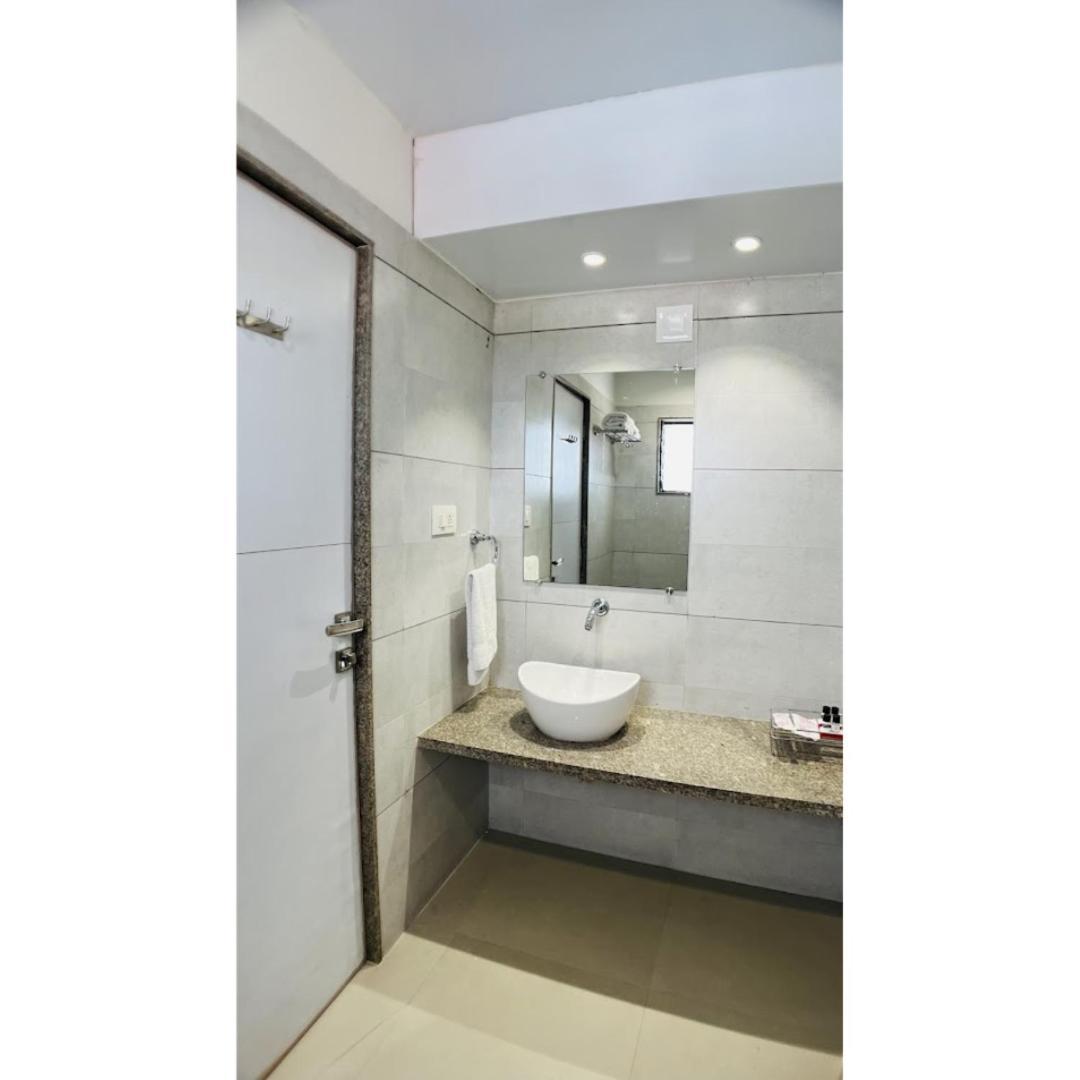 Hotel Ashray Inn Express Ahmedabad Exterior foto