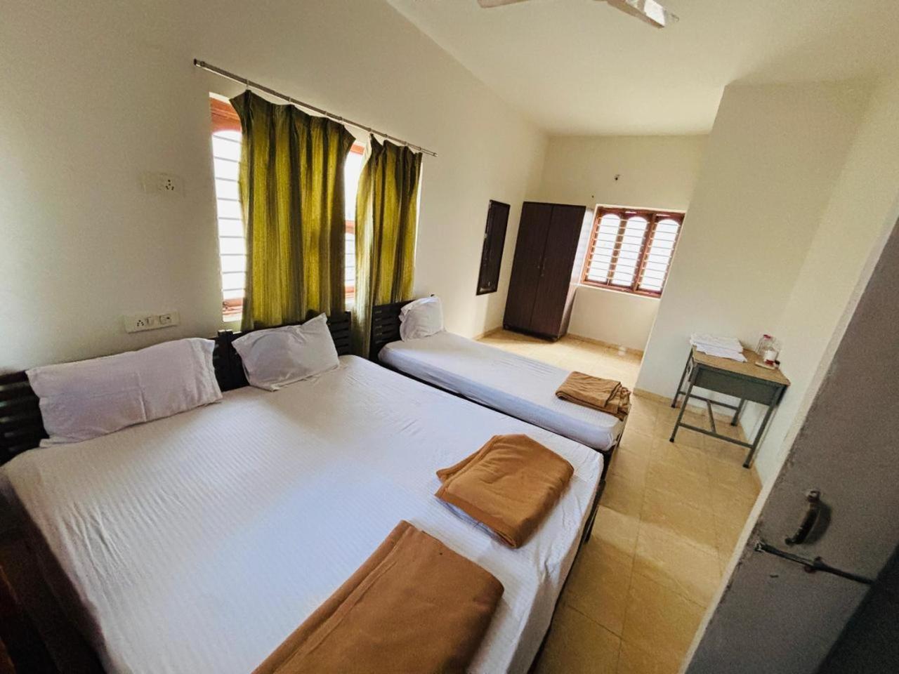 Hotel Ashray Inn Express Ahmedabad Exterior foto